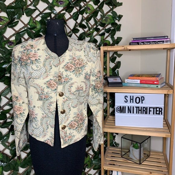 Robin - Picture 4 of 5